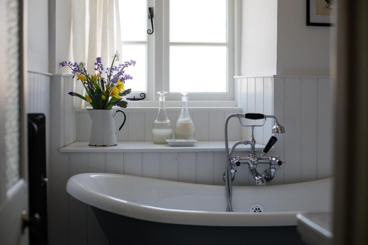 Gleneda Cottage - A Renovated, Traditional Cotswold Cottage Full Of Charm With Fireplace And Garden Bourton on the Hill エクステリア 写真